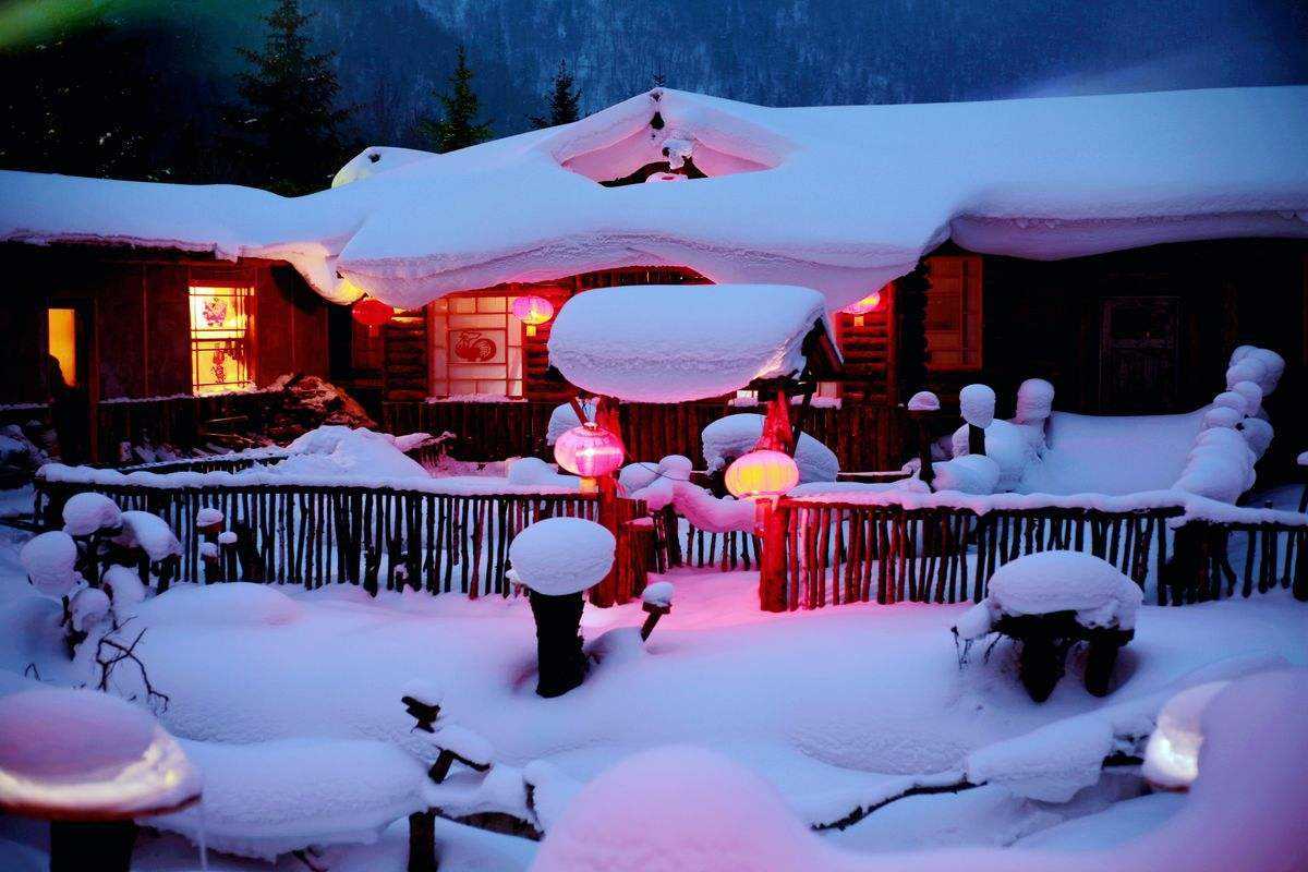 漫天大雪天空飛舞展現最美雪景